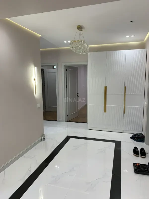 Satılır 4 otaqlı mənzil 162 m²