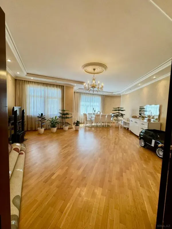 Satılır 4 otaqlı mənzil 190 m²