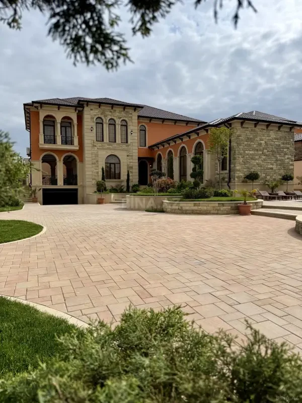 Satılır 6 otaqlı həyət evi 550 m²