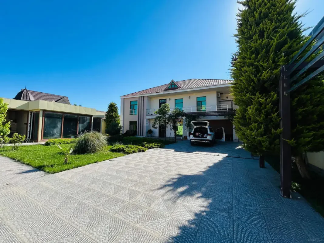 Satılır 6 otaqlı həyət evi 670 m²