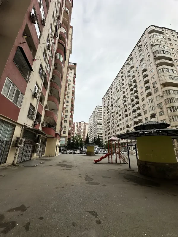 Satılır 3 otaqlı mənzil 131 m²