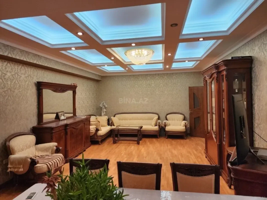 Satılır 5 otaqlı mənzil 200 m²