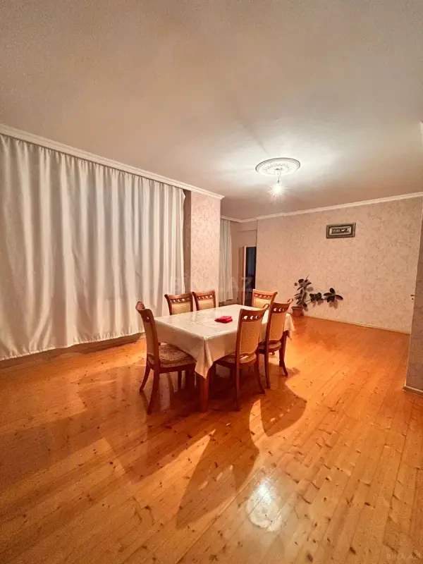 Satılır 5 otaqlı mənzil 135 m²