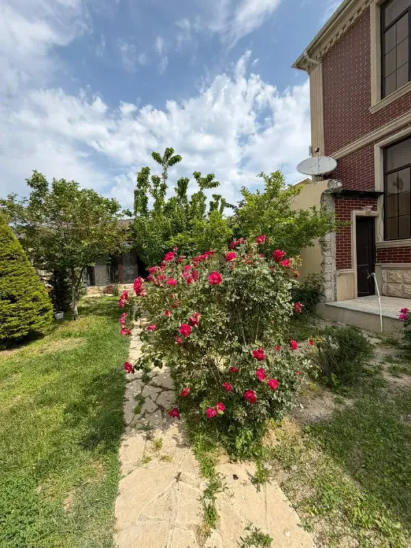 Satılır 5 otaqlı həyət evi 250 m²
