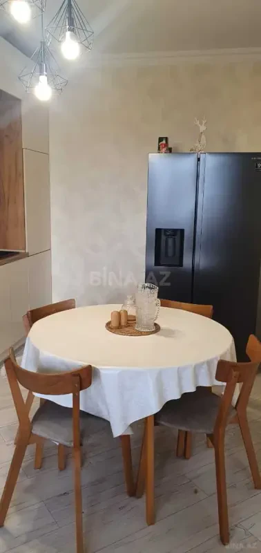 Satılır 4 otaqlı mənzil 240 m²