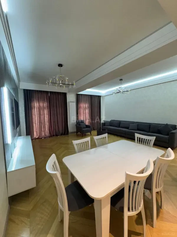 Kirayə verilir 3 otaqlı mənzil 178 m²