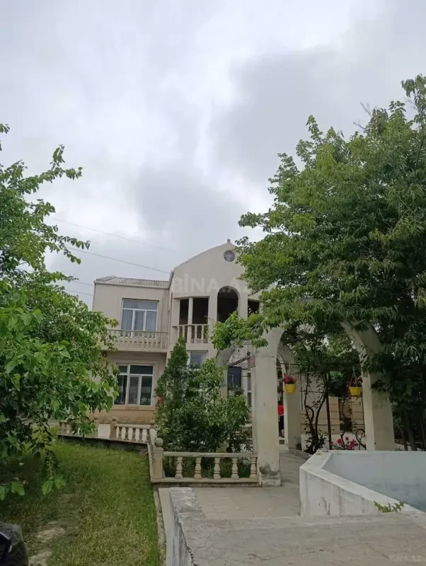 Satılır 9 otaqlı həyət evi 350 m²