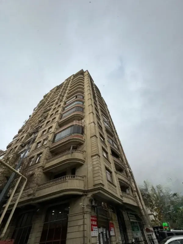 Satılır 4 otaqlı mənzil 174 m²