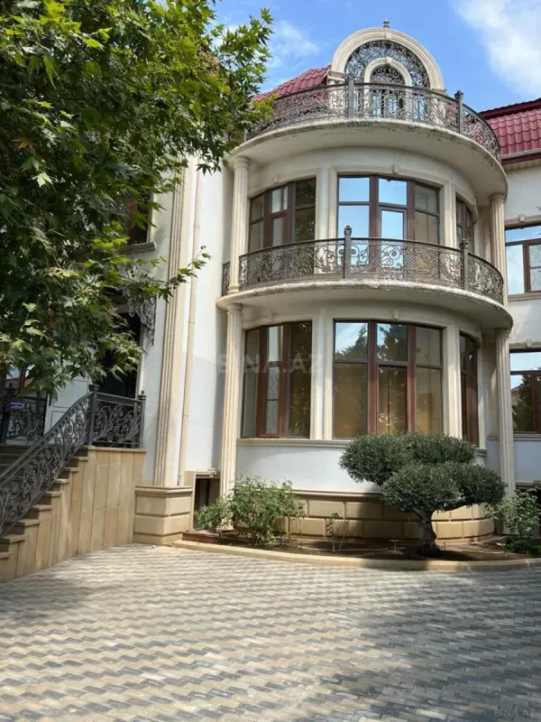 Satılır 8 otaqlı həyət evi 560 m²