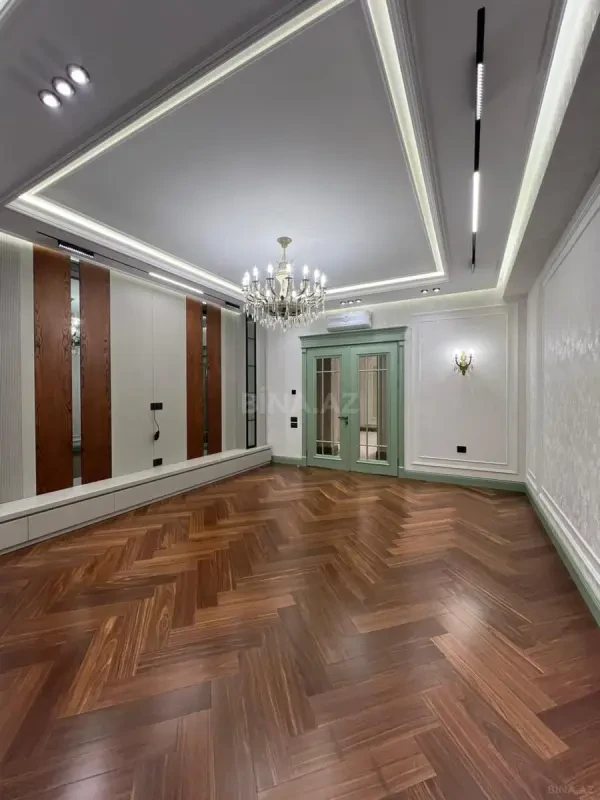 Satılır 4 otaqlı mənzil 181 m²