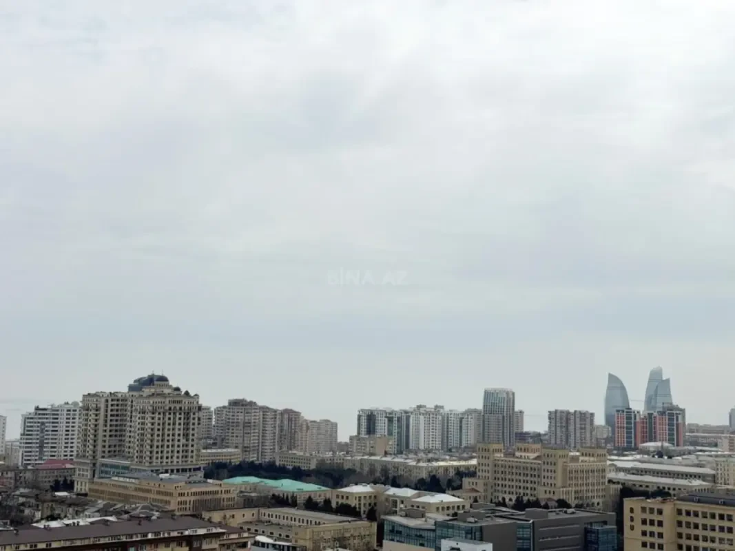 Satılır 4 otaqlı mənzil 180 m²