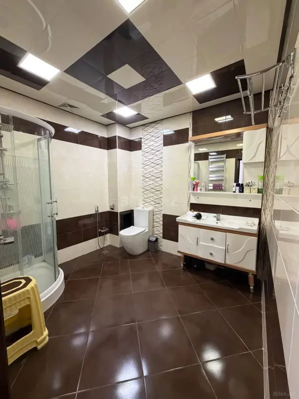 Satılır 4 otaqlı mənzil 210 m²