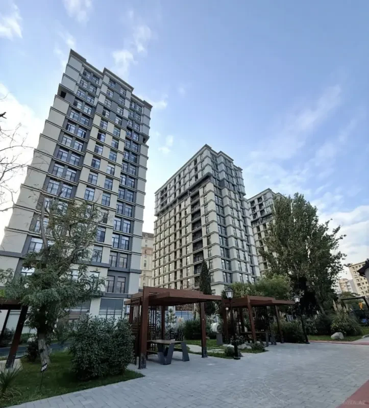 Satılır 4 otaqlı mənzil 131.5 m²