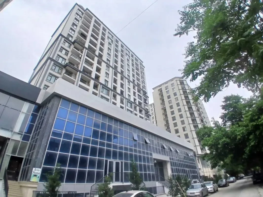 Satılır 4 otaqlı mənzil 196 m²