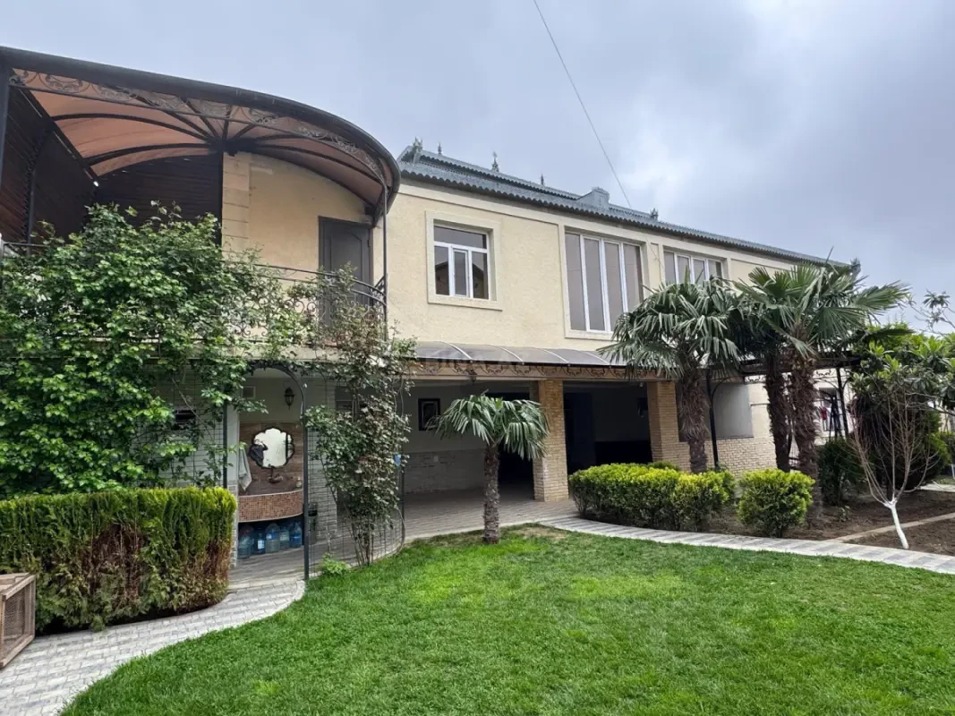 Satılır 8 otaqlı həyət evi 250 m²