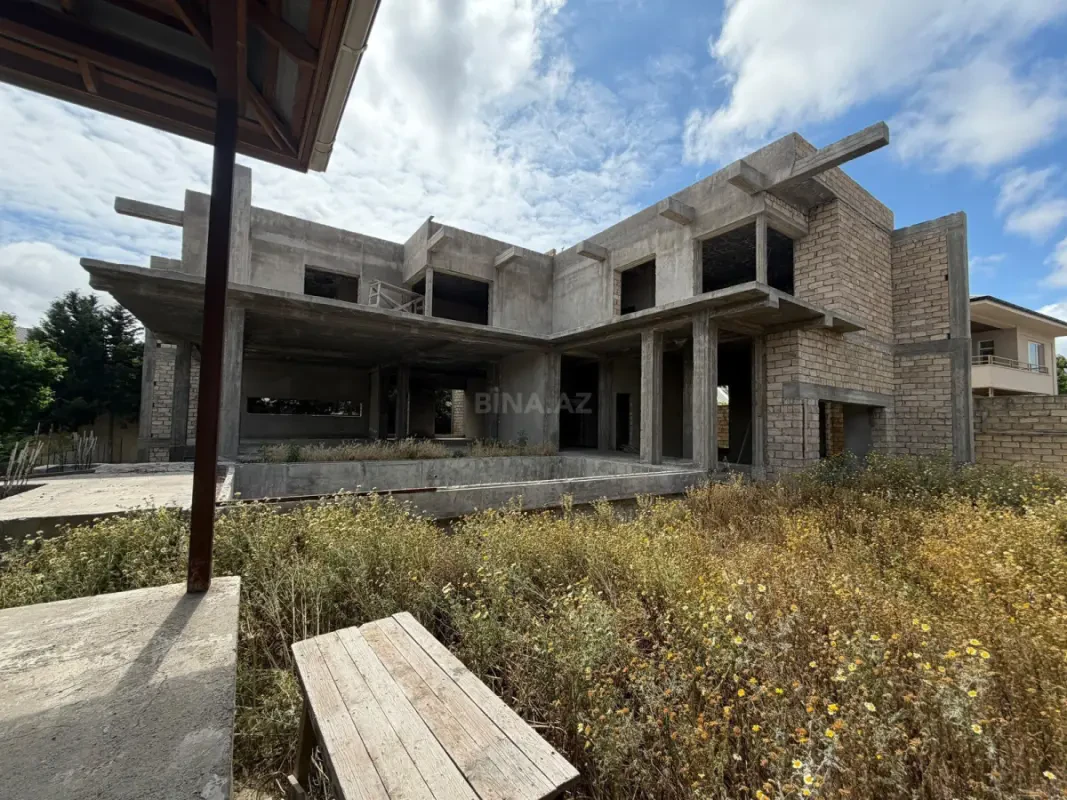 Satılır 10 otaqlı həyət evi 900 m²