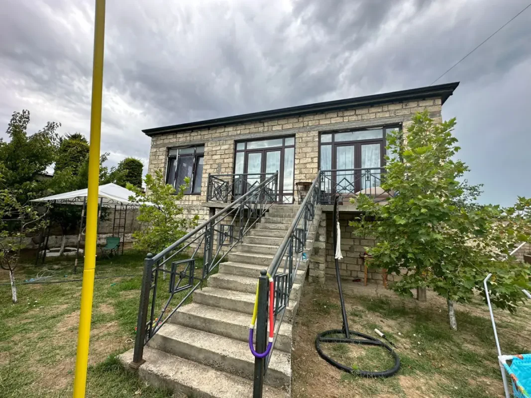 Satılır 6 otaqlı həyət evi 240 m²
