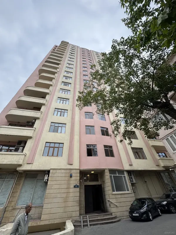 Satılır 4 otaqlı mənzil 230 m²