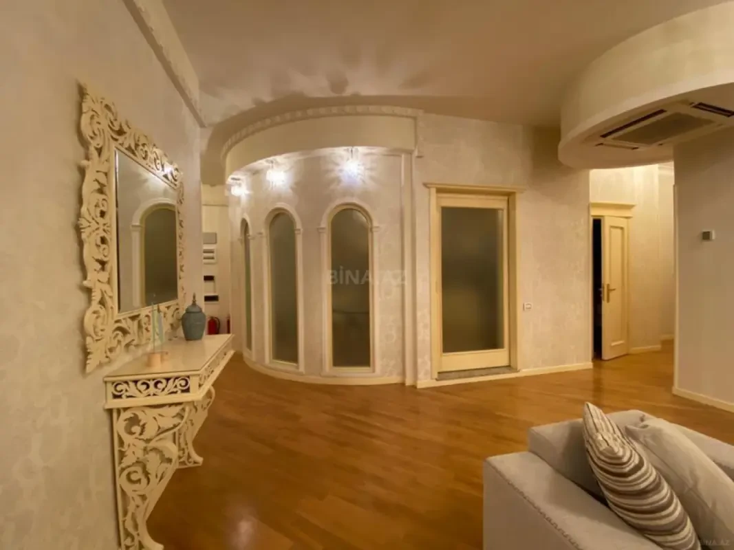 Kirayə verilir 4 otaqlı mənzil 210 m²