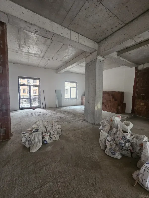 Satılır 4 otaqlı mənzil 152 m²