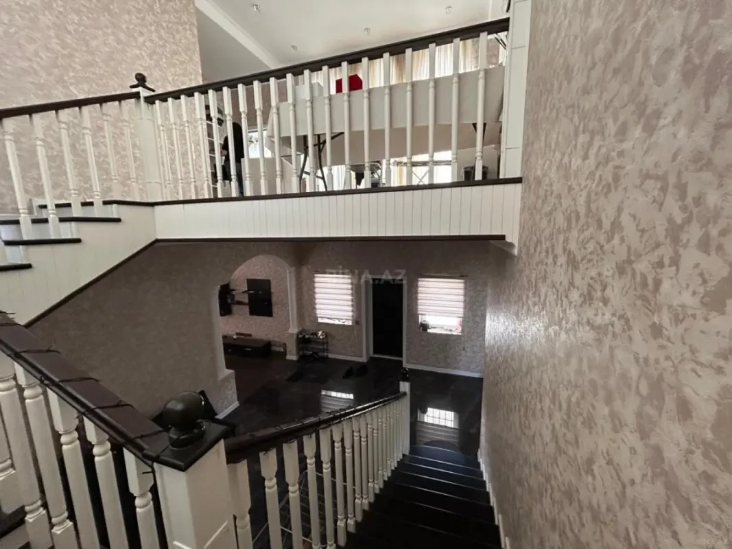 Satılır 12 otaqlı həyət evi 300 m²