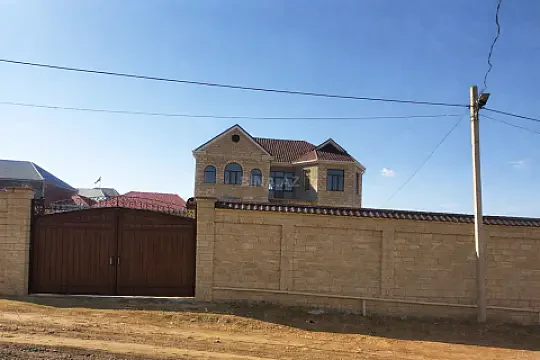 Satılır 6 otaqlı həyət evi 300 m² — Göygöl 6 otaq 300.00 m²