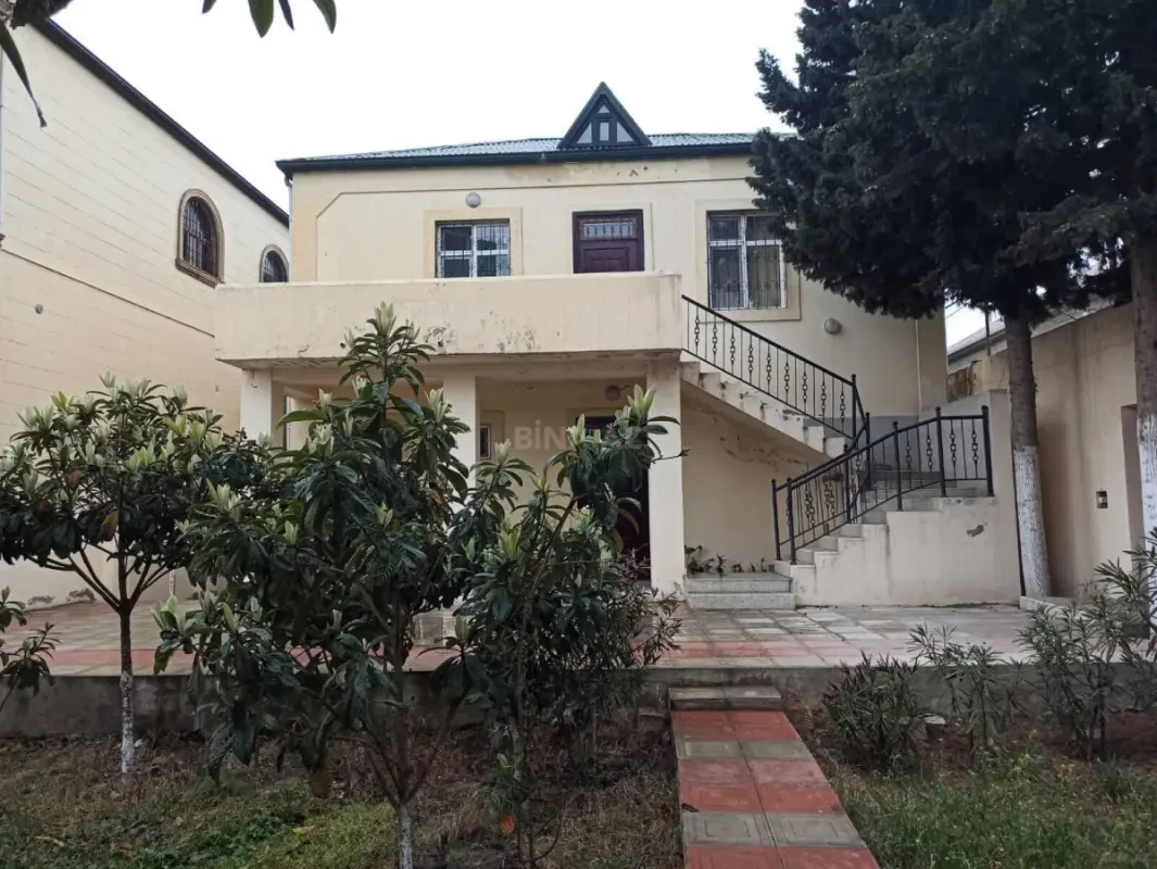 Satılır 8 otaqlı həyət evi 200 m²