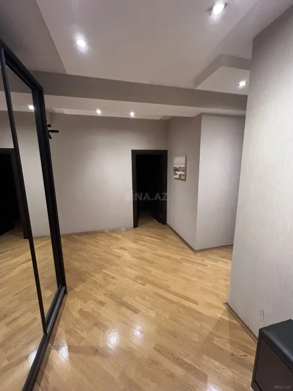 Kirayə verilir 2 otaqlı mənzil 105 m²