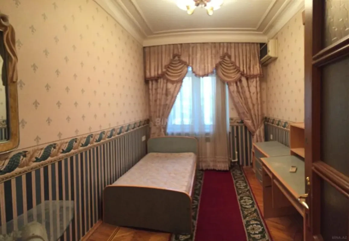 Satılır 6 otaqlı mənzil 180 m²