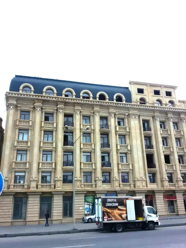 Satılır 5 otaqlı mənzil 230 m²