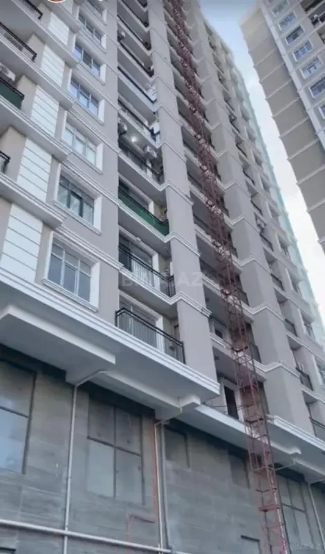 Satılır 4 otaqlı mənzil 181 m²