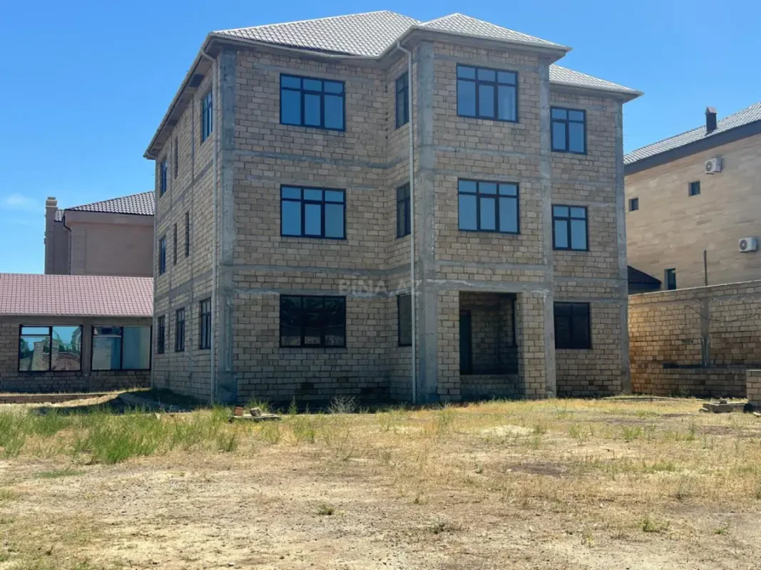 Satılır 10 otaqlı həyət evi 940 m²