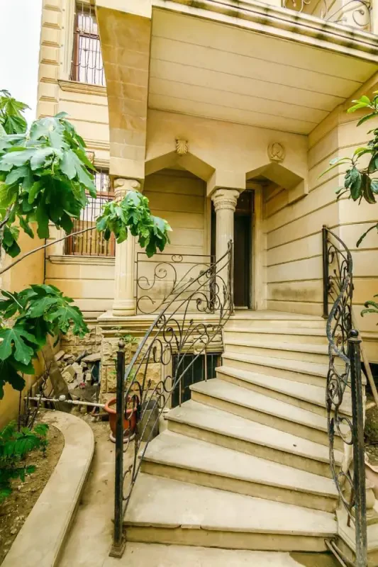 Kirayə verilir 10 otaqlı həyət evi 700 m²