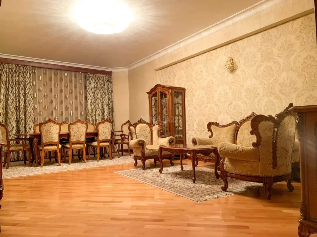 Satılır 4 otaqlı mənzil 186 m²
