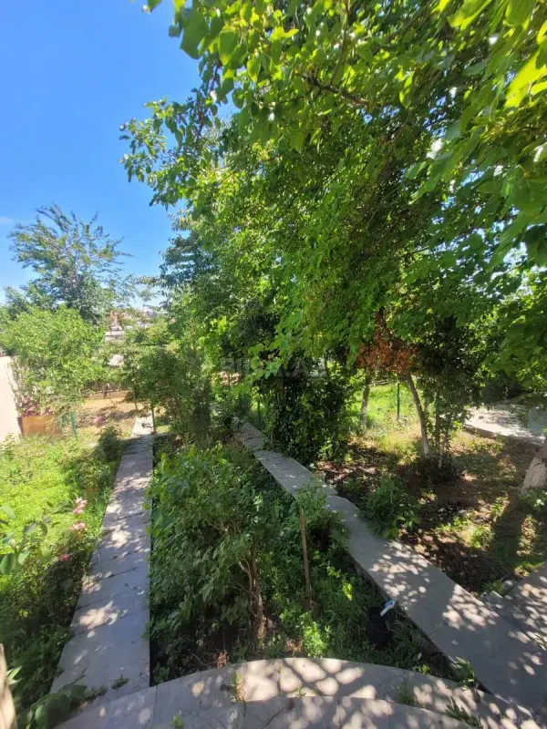 Satılır 12 otaqlı həyət evi 500 m²