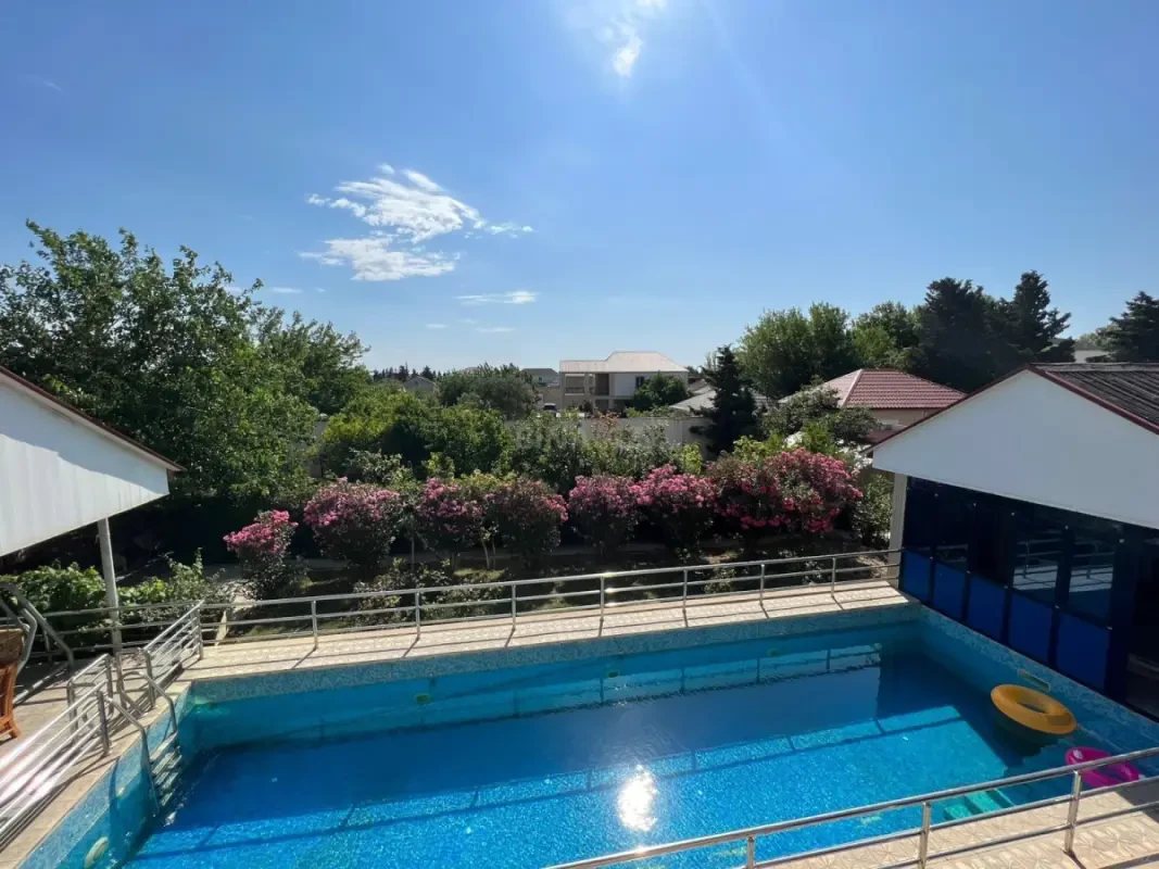 Satılır 8 otaqlı həyət evi 400 m²