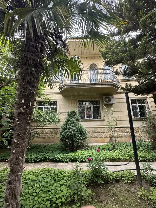 Satılır 5 otaqlı həyət evi 280 m²