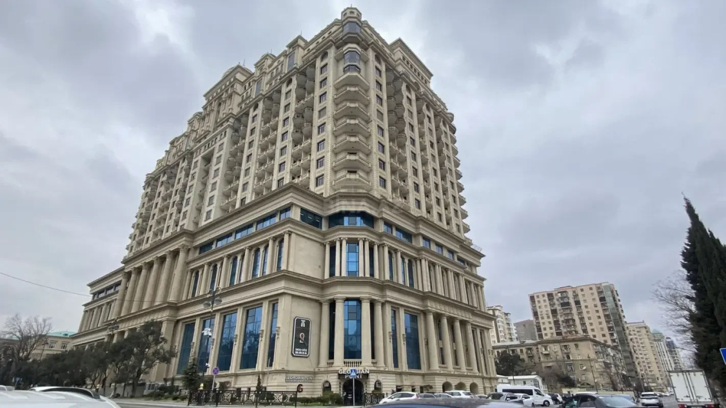 Satılır 4 otaqlı mənzil 215 m²