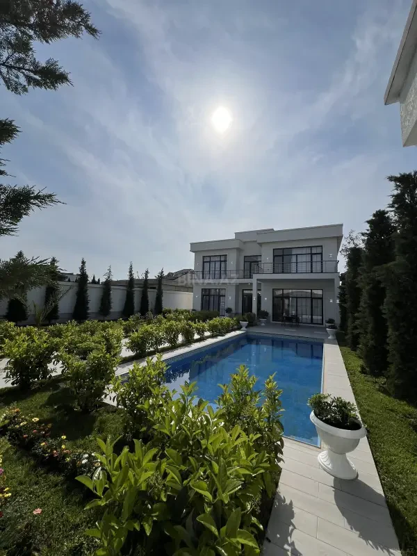 Satılır 5 otaqlı həyət evi 300 m²