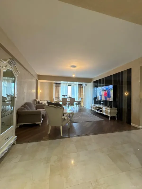 Satılır 4 otaqlı mənzil 150 m²