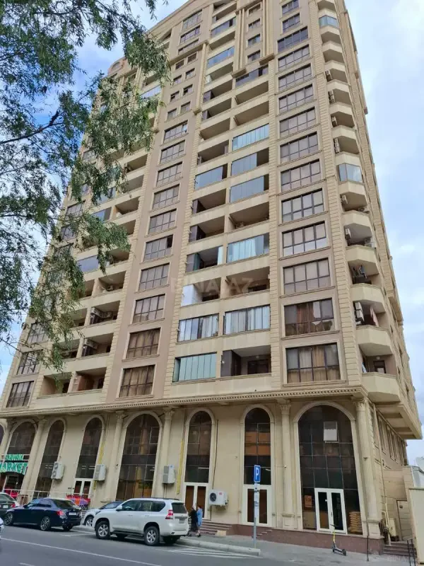 Satılır 4 otaqlı mənzil 185 m²