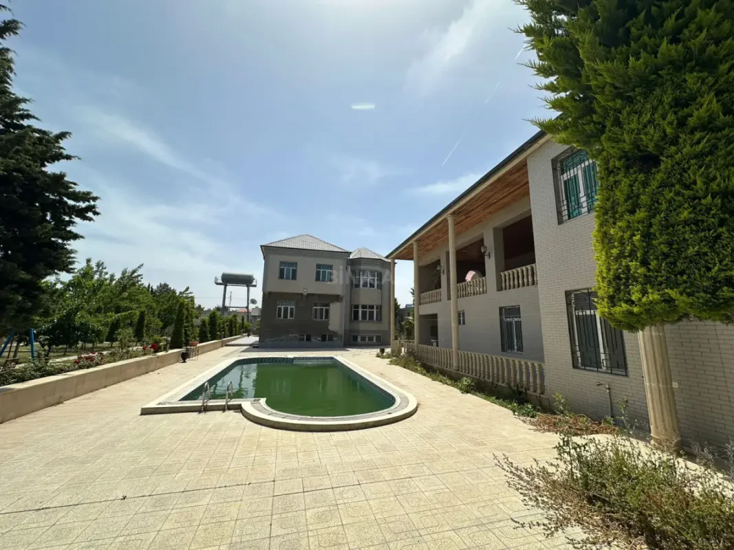 Satılır 9 otaqlı həyət evi 600 m²