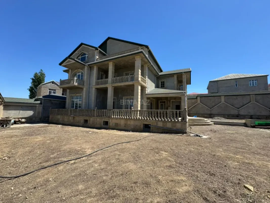 Satılır 7 otaqlı həyət evi 650 m²