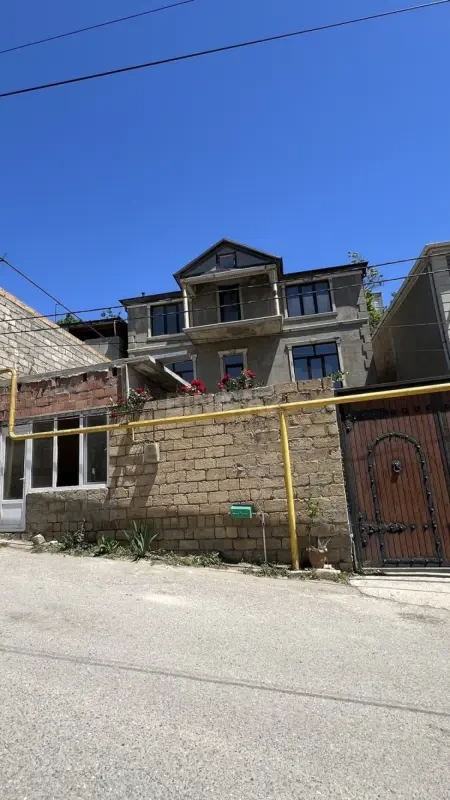 Satılır 9 otaqlı həyət evi 300 m²
