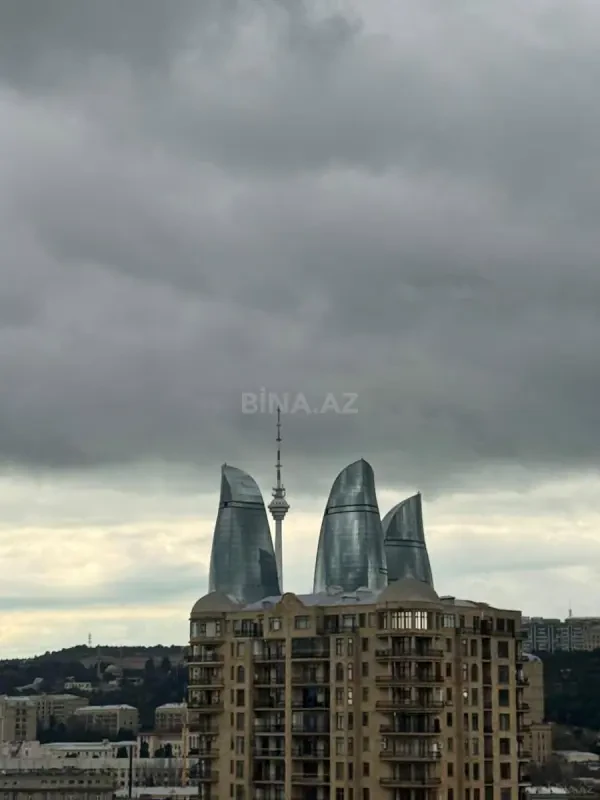 Satılır 3 otaqlı mənzil 145 m²