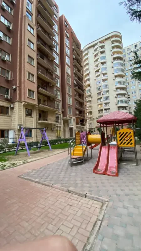 Satılır 5 otaqlı mənzil 215 m²