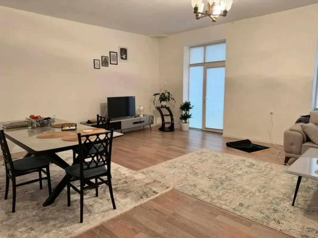 Kirayə verilir 2 otaqlı mənzil 105 m²