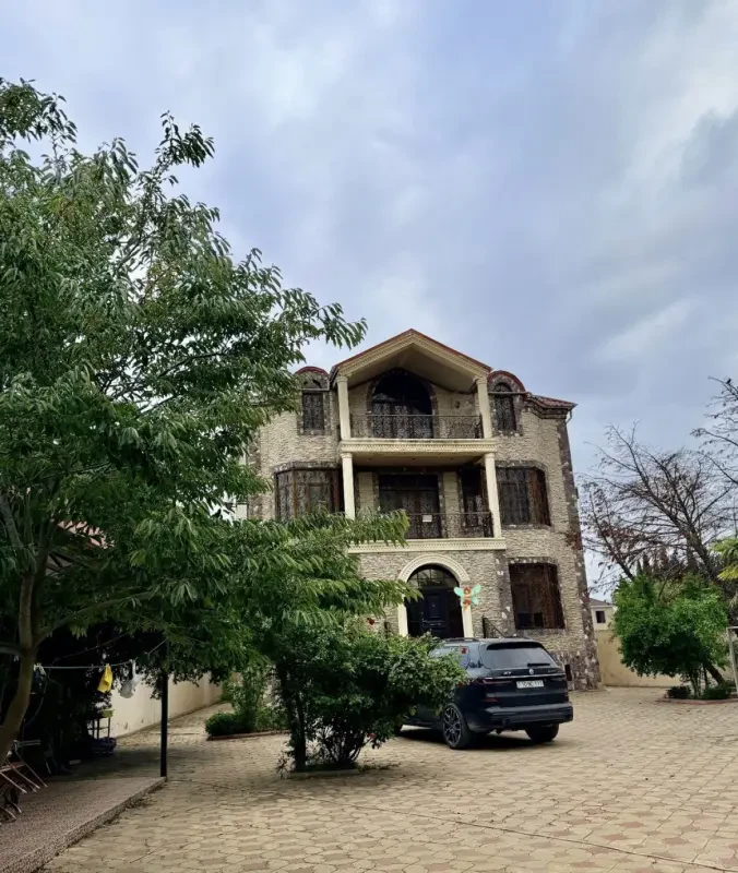 Satılır 7 otaqlı həyət evi 600 m²