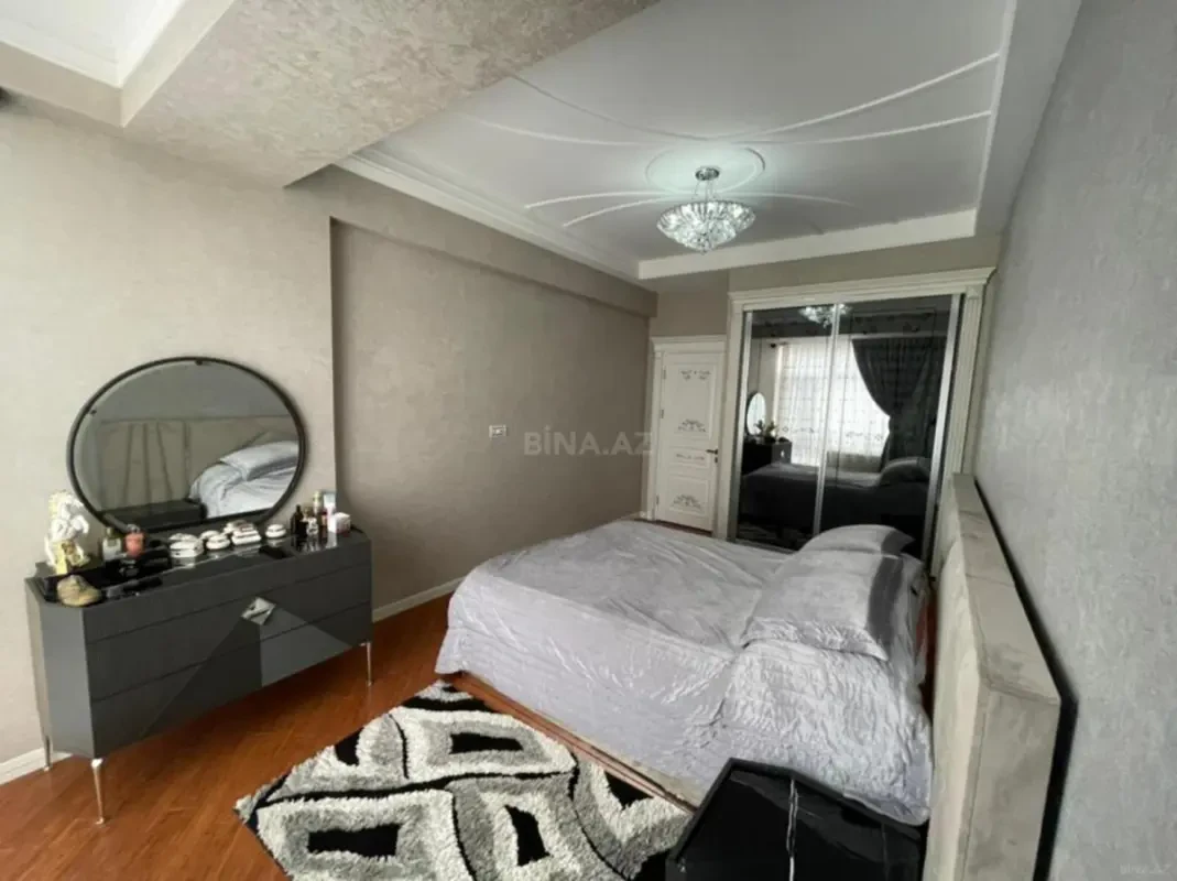 Satılır 4 otaqlı mənzil 200 m²