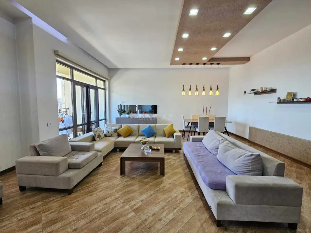 Satılır 4 otaqlı mənzil 240 m²